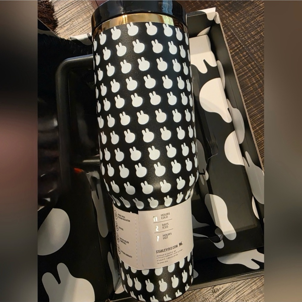 Stanley Quencher H2.0 Tumbler with Bold Graphic - Picture 2 of 6